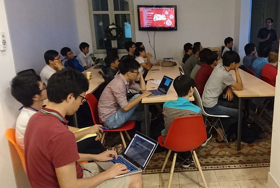 ベトナムIT人材の給与水準と業界動向:VietnamWorksレポートによる職位別・職種別データ